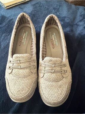 Skechers Breathe Easy Women’s Light Grey Slip-On Loafers